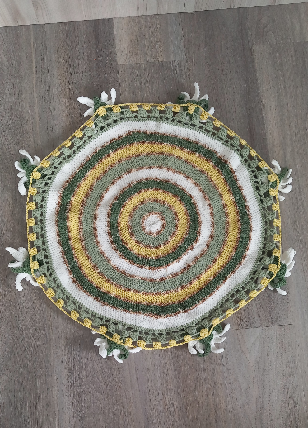 Edelweiss flowers circle rug