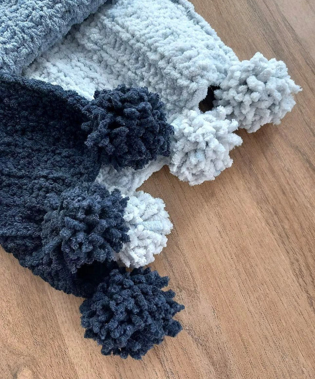 Peluche scarf with pompoms