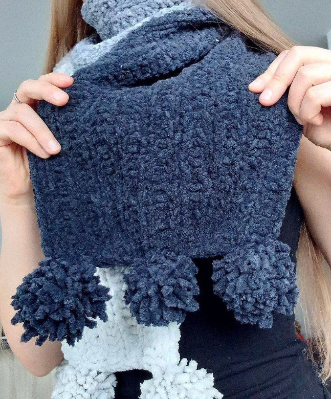 Peluche scarf with pompoms