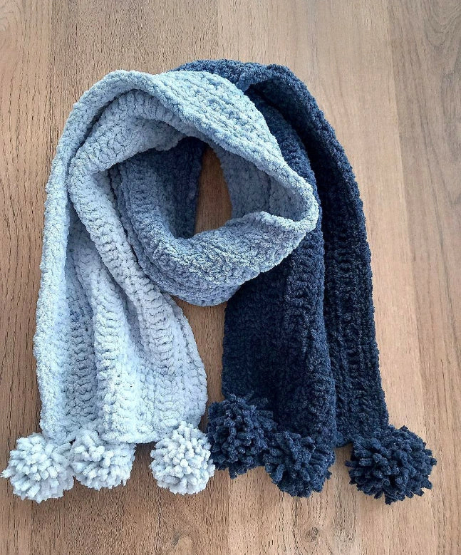 Peluche scarf with pompoms